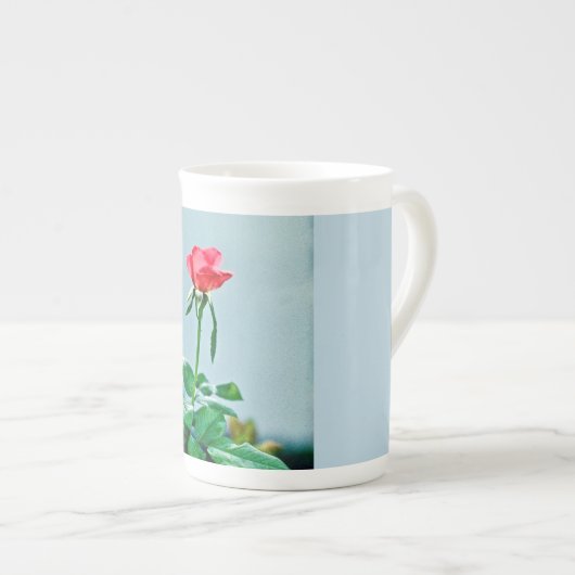 Roos bloom en bud op beenderporseleinen mok (Voorkant rechts)
