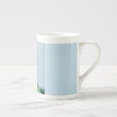 Roos bloom en bud op beenderporseleinen mok (Rechts)