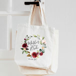 Roos Burgundy Floral Wreath Moeder van de Bride Tote Bag<br><div class="desc">Een lief en elegant geschenk voor de moeder van de bruid,  tas is voorzien van een glanzende waterverf met een glansrijke roos met "moeder van de bruid",  die in een handgeschreven letterschrift staat. Personaliseer met uw trouwdatum of de naam van de ontvanger onder.</div>