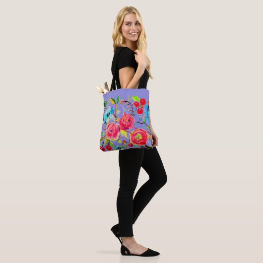 Roos en Cherry Blossom Periwinkle Tote Bag (Op model)