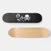 Roos en schedel op zwart skateboard (Horizontaal)