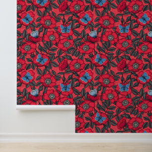 Roos en vlinders in rood en blauw behang