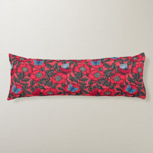 Roos en vlinders in rood en blauw lichaamskussen