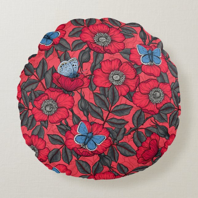 Roos en vlinders in rood en blauw rond kussen (Voorkant)
