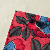 Roos en vlinders in rood en blauw strandlaken (In situ)