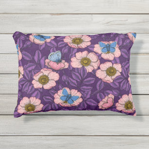 Roos en vlinders in roze en paarse buitenkussen
