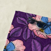 Roos en vlinders in roze en paarse strandlaken (In situ)