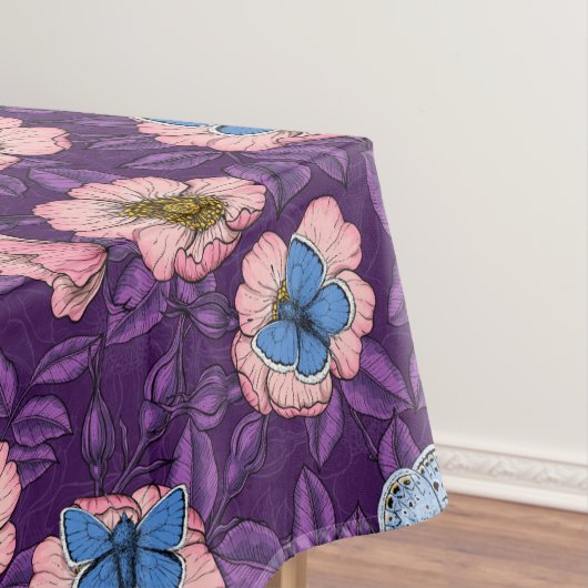 Roos en vlinders in roze en paarse tafelkleed (Voorbeeld)