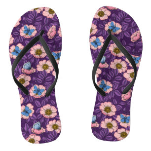 Roos en vlinders in roze en paarse teenslippers