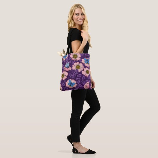 Roos en vlinders in roze en paarse tote bag (Op model)