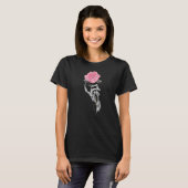 Roos Esthetisch Roos Wit Skelet Hand Holding a T-shirt (Voorkant volledig)