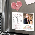 Roos Floral kalender-foto Datum opslaan Magnetische Uitnodiging<br><div class="desc">Deze prachtige magnetische kaart is een geweldige manier om je vrienden en familie te laten weten dat ze de Datum voor je aanstaande bruiloft kunnen redden. Het rustige boho-schitterende ontwerp is uitgerust met een cluster van handbeschilderde waterverf rozen en bloesems in tinten van stoffige rozen, wazige roze, koraal en bruin....</div>
