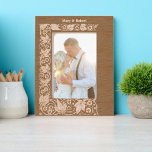 Roos Flowers Vine Border Gegraveerde Lijstjes<br><div class="desc">Dit geëtste houten lijst is afgeleid van een  rozen bloemen- en gebladerte-grensafdruk van de wijnstok. U kunt de tekst gemakkelijk personaliseren in deze ontwerp-sjabloon.</div>