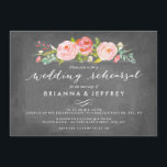 Roos Garden Floral Chalkboard Wedding Rehearal Kaart<br><div class="desc">Moderne en chic bruiloft-repetitie voor het diner met roze rozen van de waterverf en een prachtig lettertype voor kalligrafie op een faux-kartonachtergrond. Bezoek de winkel voor de rest van de Roos Garden-uitnodigingssuite.</div>