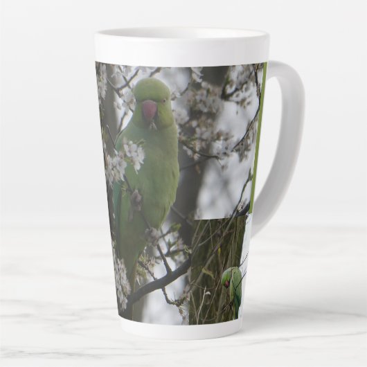 Roos geringde parkiet in Blossom Tree Latte Mok (Rechterhoek)