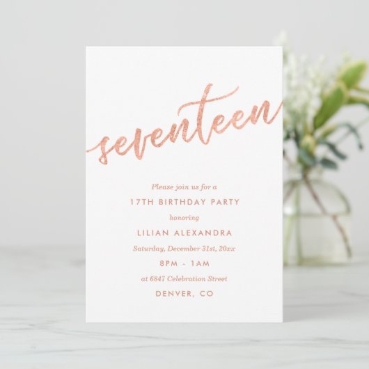 Roos Gold 17th Birthday Party Invitation Faux Foli Kaart (Staand voorkant)