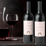 Roos Gold 40 geweldige verjaardagsfeestje roze mon Wijn Etiket<br><div class="desc">Eenvoudig en elegant wijnlabel voor 40e verjaardag. Een afbeelding,  een feministisch roos gouden zwarte roze achtergrond met twee glazen,  fluiten als decor. Met de tekst: 40 en geweldig. Pas een naam en een datum aan en voeg deze toe. Geboortedatum of -datum van de partij. Donkere roos gouden kleurletters.</div>