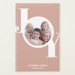 Roos Gold Aangepaste foto 2023-printer Planner<br><div class="desc">Deze moderne en stijlvolle 2023 Planner is voorzien van het woord JOY in vetgedrukte typografie op een roze,  roos gouden achtergrond. Gemakkelijk aanpasbaar met uw foto,  jaar,  en naam.</div>