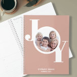 Roos Gold aangepaste foto Planner<br><div class="desc">Deze moderne Planner van 2023 is voorzien van het woord JOY in een stijlvolle typografie op een lichtroze,  roos gouden achtergrond. Gemakkelijk aanpasbaar met uw foto,  naam,  en jaar.</div>