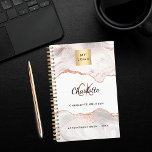 Roos Gold Agaat Monogram logo Business 2025 Planner<br><div class="desc">Deze agenda is voor de professional die graag hun planning organiseert, maar wil ook een mooie ruimte om al hun belangrijke informatie te bewaren. Deze planner biedt ruimte voor u om belangrijke data en benoemingen door de week te sluiten. De cover is voorzien van een roos gouden en witte gekleurde...</div>