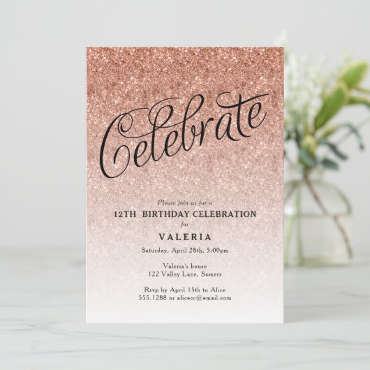 Roos Gold Birthday Celebrate Glitter Uitnodiging (Staand voorkant)