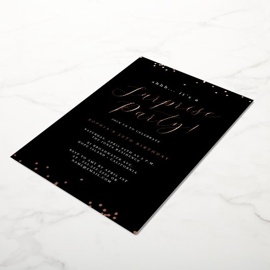 Roos Gold Black Script Confetti Surprise Party Folie Uitnodiging (Gedraaid)