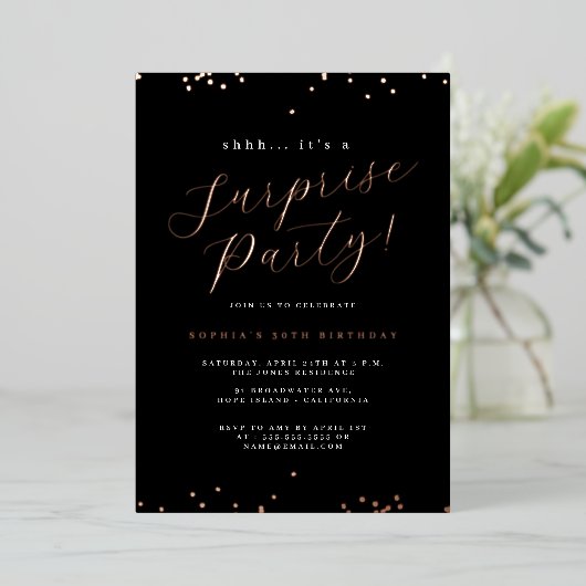 Roos Gold Black Script Confetti Surprise Party Folie Uitnodiging (Staand Voorkant)