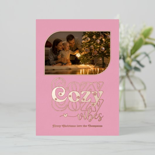 Roos Gold & Blush Cozy Vibes Retro Kerstfoto Folie Feestdagenkaart (Staand Voorkant)