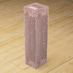 Roos Gold Blush Glitter Wine Box met aangepaste te Wijn<br><div class="desc">Wijnboxen met Roos Gold Blush Glitter Sparkle Drips Custom Text Pink Modern - Uw unieke tekst toevoegen of tekst / naam verwijderen - Maak uw speciale Wine Box Gift - Vergroot en verplaats of verwijder en voeg tekst / elementen toe met het aanpassingshulpmiddel. Lettertypen / grootte / ! kiezen Ontwerp...</div>
