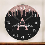 Roos Gold - Blush Pink Black Glitter Monogram Naam Grote Klok<br><div class="desc">Roos Gold - Blush roze en Black Sparkle Glitter Monogram Name en Initiaal Luxury Wall Clock. Dit maakt de perfecte liefhebbende 16 verjaardag,  bruiloft,  vrijgezellenfeest,  verjaardagsdag,  baby shower of vrijgezellenfeest voor iemand die van luxe glam en stijl houdt.</div>