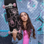 Roos Gold Blush Pink Floral Line Art Persoonlijk Skateboard<br><div class="desc">Roos goudroze rietzool bloesems op een zwarte achtergrond. Elegant vrouwelijk ontwerp.</div>