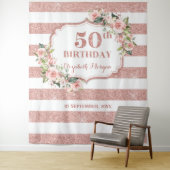 Roos Gold Blush Pink Florial 50e verjaardag achter Wandkleed (In situ)