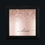 Roos Gold - Blush Pink Glitter Metal Monogram Naam Cadeaudoosje<br><div class="desc">Roos Goud - Blush Pink Faux Folie Metallic Sparkle Glitter Brushed Metal Monogram Name Jewelry Keepomwille Box. Dit maakt het perfecte afstuderen,  de verjaardag,  de bruiloft,  het vrijgezellenfeest,  de verjaardag,  het baby shower of het bachelorette feest cadeau voor iemand die van glam luxe en chic stijlen houdt.</div>