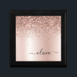 Roos Gold - Blush Pink Glitter Metal Monogram Naam Cadeaudoosje<br><div class="desc">Roos Goud - Blush Pink Faux Folie Metallic Sparkle Glitter Brushed Metal Monogram Name Jewelry Keepomwille Box. Dit maakt het perfecte afstuderen,  de verjaardag,  de bruiloft,  het vrijgezellenfeest,  de verjaardag,  het baby shower of het bachelorette feest cadeau voor iemand die van glam luxe en chic stijlen houdt.</div>