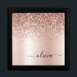 Roos Gold - Blush Pink Glitter Metal Monogram Naam Cadeaudoosje<br><div class="desc">Roos Goud - Blush Pink Faux Folie Metallic Sparkle Glitter Brushed Metal Monogram Name Jewelry Keepomwille Box. Dit maakt het perfecte afstuderen,  de verjaardag,  de bruiloft,  het vrijgezellenfeest,  de verjaardag,  het baby shower of het bachelorette feest cadeau voor iemand die van glam luxe en chic stijlen houdt.</div>