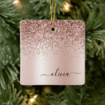 Roos Gold - Blush Pink Glitter Metal Monogram Naam Keramisch Ornament<br><div class="desc">Roos Gold - Blush Pink Faux Folie Metallic Sparkle Glitter Brushed Metal Monogram Name and Initiaal Kerstannament. Dit maakt de perfecte liefhebbende 16 verjaardag,  bruiloft,  vrijgezellenfeest,  verjaardagsdag,  baby shower of vrijgezellenfeest voor iemand die van luxe glam en stijl houdt.</div>