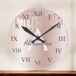 Roos Gold - Blush Pink Glitter Metal Monogram Naam Ronde Klok<br><div class="desc">Roos Gold - Blush Pink Faux Folie Metallic Sparkle Glitter Brushed Metal Monogram Name and Initiaal Luxury Wall Clock. Dit maakt de perfecte liefhebbende 16 verjaardag,  bruiloft,  vrijgezellenfeest,  verjaardagsdag,  baby shower of vrijgezellenfeest voor iemand die van luxe glam en stijl houdt.</div>