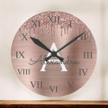 Roos Gold - Blush Pink Glitter Metal Monogram Naam Ronde Klok<br><div class="desc">Roos Gold - Blush Pink Faux Folie Metallic Sparkle Glitter Brushed Metal Monogram Name and Initiaal Luxury Wall Clock. Dit maakt de perfecte liefhebbende 16 verjaardag,  bruiloft,  vrijgezellenfeest,  verjaardagsdag,  baby shower of vrijgezellenfeest voor iemand die van luxe glam en stijl houdt.</div>