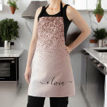 Roos Gold - Blush Pink Glitter Metal Monogram Naam Schort<br><div class="desc">Roos Gold - Blush Pink Faux Folie Metallic Sparkle Glitter Brushed Metal Monogram Name Apron. Dit maakt de perfecte liefhebbende 16 verjaardag,  bruiloft,  vrijgezellenfeest,  verjaardagsdag,  baby shower of vrijgezellenfeest voor iemand die van luxe glam en stijl houdt.</div>