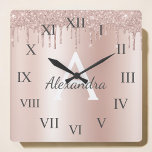 Roos Gold - Blush Pink Glitter Metal Monogram Naam Vierkante Klok<br><div class="desc">Roos Gold - Blush Pink Faux Folie Metallic Sparkle Glitter Brushed Metal Monogram Name and Initiaal Luxury Wall Clock. Dit maakt de perfecte liefhebbende 16 verjaardag,  bruiloft,  vrijgezellenfeest,  verjaardagsdag,  baby shower of vrijgezellenfeest voor iemand die van luxe glam en stijl houdt.</div>