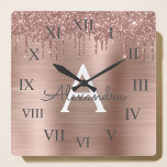 Roos Gold - Blush Pink Glitter Metal Monogram Naam Vierkante Klok<br><div class="desc">Roos Gold - Blush Pink Faux Folie Metallic Sparkle Glitter Brushed Metal Monogram Name and Initiaal Luxury Wall Clock. Dit maakt de perfecte liefhebbende 16 verjaardag,  bruiloft,  vrijgezellenfeest,  verjaardagsdag,  baby shower of vrijgezellenfeest voor iemand die van luxe glam en stijl houdt.</div>