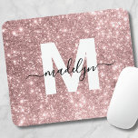 Roos Gold Blush Pink Glitter Naam Monogram Muismat<br><div class="desc">Gepersonaliseerde Blush Pink Glitter Initiaal Monogram Muismat. Voeg een vleugje glamour en elegantie toe aan uw werkruimte met dit stijlvolle muismatje. Met een faux roos gouden blush roze glitter achtergrond, een fris wit initiaal letter, en een strakke zwarte script naam, dit ontwerp is ideaal voor iedereen die houdt van een...</div>
