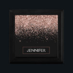 Roos Gold Blush Pink Glitter Script Monogram Cadeaudoosje<br><div class="desc">Zwart en Roos Gold Blush Pink Sparkle Glitter Monogram Naam Sieraden Keepsake Box. Dit maakt het perfecte afstuderen,  verjaardagscadeau,  bruiloft,  vrijgezellenfeest,  jubileum,  baby shower of vrijgezellenfeest cadeau voor iemand die houdt van glamoureuze en chique stijlen.</div>