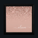 Roos Gold Blush Pink Glitter Script Monogram Cadeaudoosje<br><div class="desc">Roos Gold - Blush Pink Sparkle Glitter script Naam Juwelry Keepomwille Box. Dit maakt het perfecte afstuderen,  de verjaardag,  de bruiloft,  het vrijgezellenfeest,  de verjaardag,  het baby shower of het bachelorette feest cadeau voor iemand die van glam luxe en chic stijlen houdt.</div>
