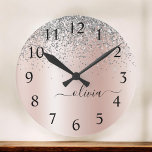 Roos Gold - Blush Pink Glitter Silver Monogram Grote Klok<br><div class="desc">Roos Gold - Blush roze en Silver Faux Folie Metallic Sparkle Glitter Brushed Metal Monogram Name Clock. Dit maakt de perfecte liefhebbende 16 verjaardag,  bruiloft,  vrijgezellenfeest,  verjaardagsdag,  baby shower of vrijgezellenfeest voor iemand die van luxe glam en stijl houdt.</div>