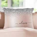 Roos Gold - Blush Pink Silver Glitter Monogram Accent Kussen<br><div class="desc">Blush Roze - Roos Gold en zilvervet Sparkle Glitter Borhed Metal Monogram Name and Initiaal Pillow. De kussen maken de perfecte liefste 16 verjaardag,  bruiloft,  vrijgezellenfeest,  baby shower of vrijgezellenfeest cadeau voor iemand die haar kamer in roos goud versiert.</div>