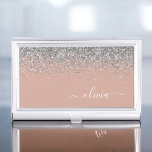 Roos Gold Blush Pink Silver Glitter Monogram Girly Visitekaarthouder<br><div class="desc">Roos Gold - Blush roze en Silver Sparkle Glitter Script Monogram Name Business Card Holder. Dit maakt de perfecte liefhebbende 16 verjaardag,  bruiloft,  vrijgezellenfeest,  verjaardagsdag,  baby shower of vrijgezellenfeest voor iemand die van luxe glam en stijl houdt.</div>