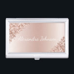 Roos Gold Blush Roze Folie Modern Glitter Visitekaarthouder<br><div class="desc">Blush Pink - Roos Gold Faux Sparkle Glitter en Folie Metallic Folie Roestvrij staal Minimalistische visitekaarthouder met wit geletterde script signature typografie voor het monogram. De girly ombre moderne en elegante chique luxueuze Rozen Gold Foil Metal visitekaarthouders kunnen worden aangepast met jouw naam. Neem contact op met de ontwerper voor...</div>