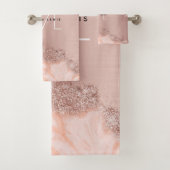 Roos Gold Blush Roze Geode Glitter Monogram Bad Handdoek (Insitu)