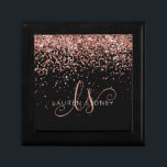 Roos Gold Blush Roze Glitter Glam Monogram Naam Cadeaudoosje<br><div class="desc">Glam Roos Gold Glitter Elegant Monogram Gift Box. Pas dit trendy cadeaudoosontwerp met elegant roos gouden mousserende glitter op een zwarte achtergrond eenvoudig aan. Het ontwerp kenmerkt uw handgeschreven manuscriptmonogram met  cirkels en jouw naam.</div>